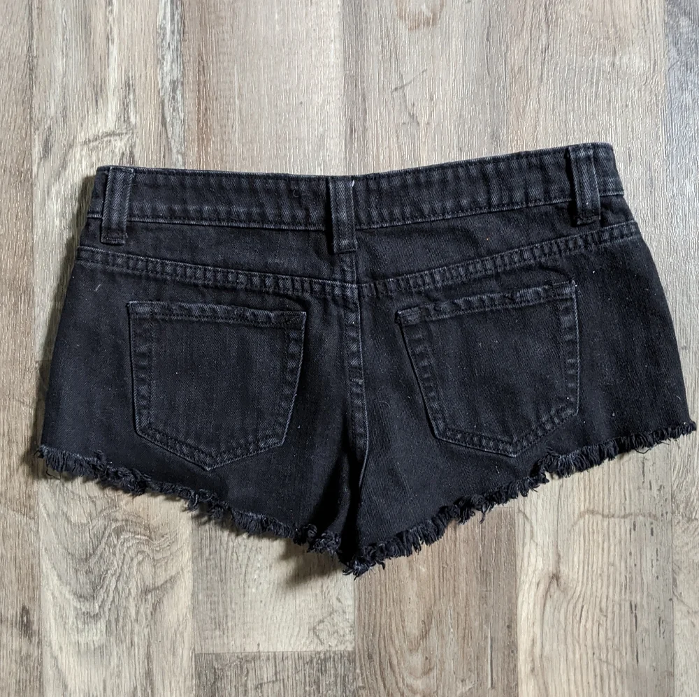 Sexy Raw Hem Shorts Size 26 - Picture 6 of 7